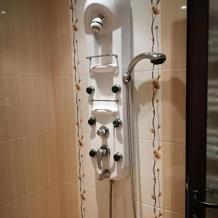 Апартамент Sunny Downtown For 4