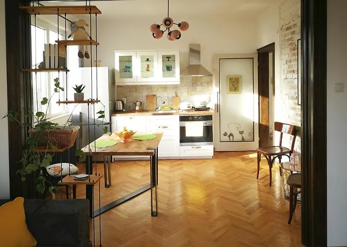 Sunny Downtown For 4 *